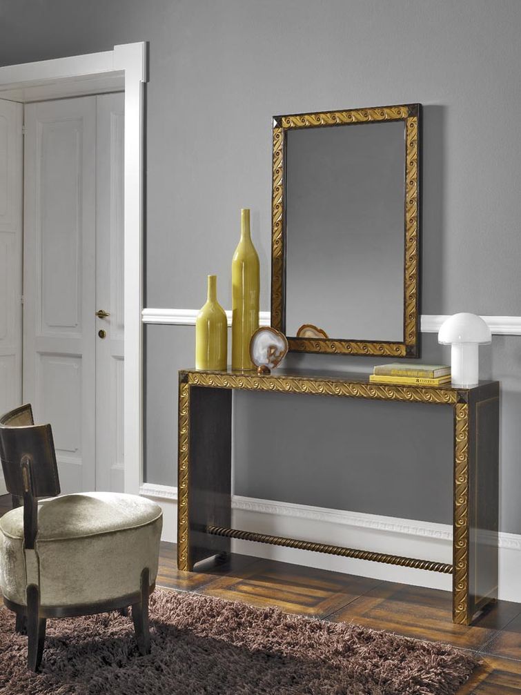 The console on high legs, PREGNO