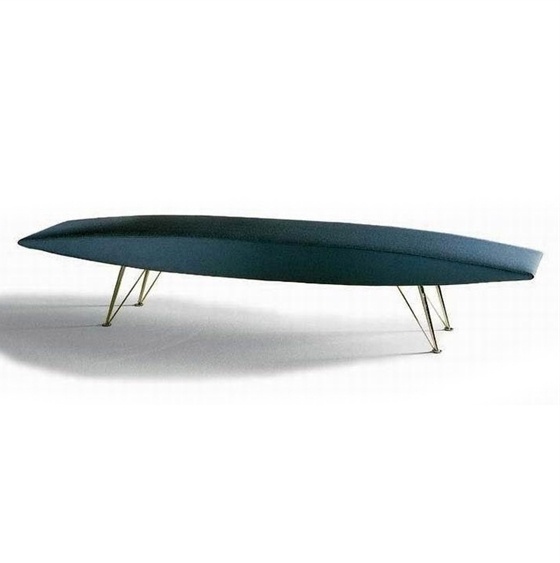 The bench legs are made of chrome steel Plana, Moroso