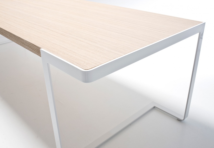 The table on the basis of the d stalite chrome, Moroso