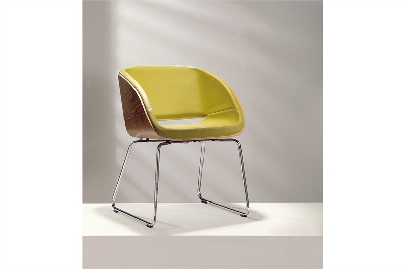 A chair on metal supports upholstered in leather D 5-2, Hulsta