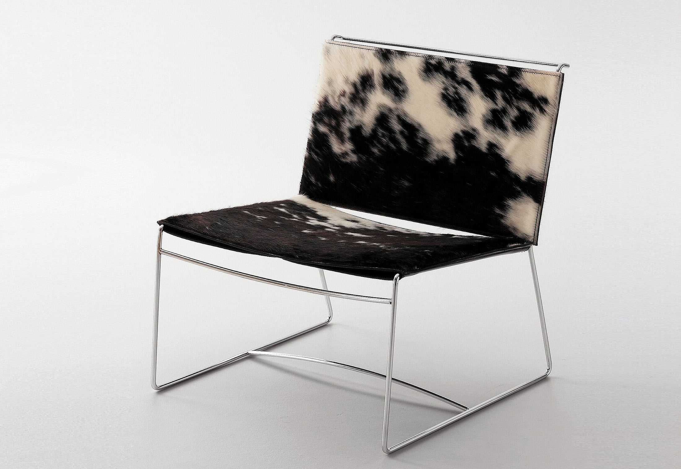 The seat on the frame of steel upholstered in leather Fil, Ligne