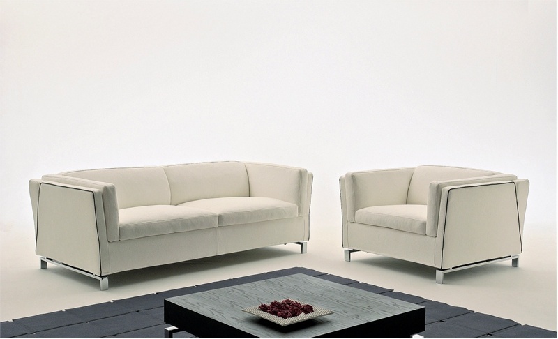 A coffee table on a frame of chrome-plated metal Benny, Milano Bedding