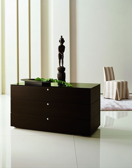 The drawers are finished with wood veneer Hi-Teach, Pescarollo