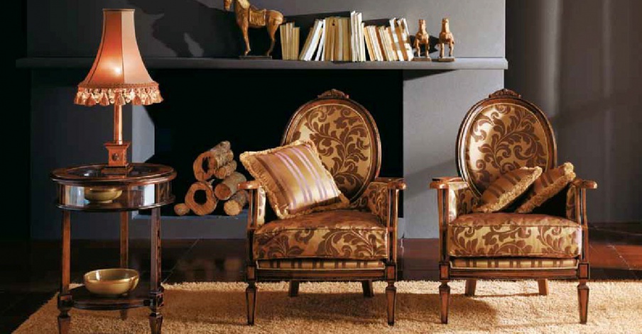 The chair frame is in solid wood upholstered in fabric Giulietta Volpi