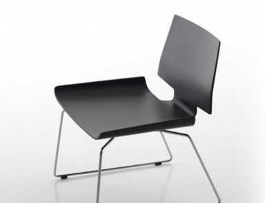 A chair without armrests, Rania - Sintesi