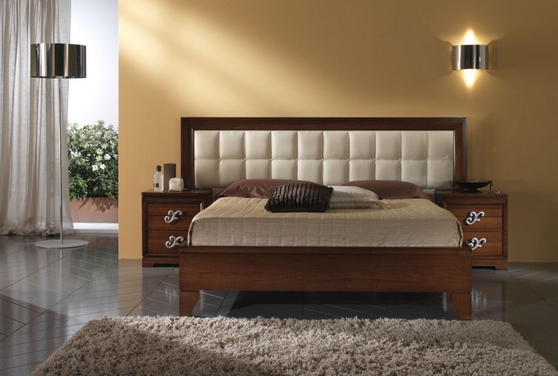 Bed with high headboard, at the stilema stand