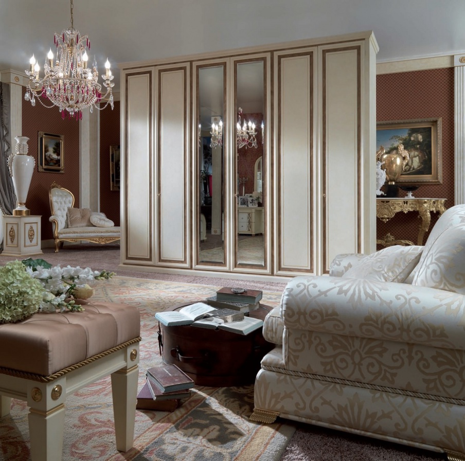 Wardrobe made of solid wood lacquered Hary, Turri