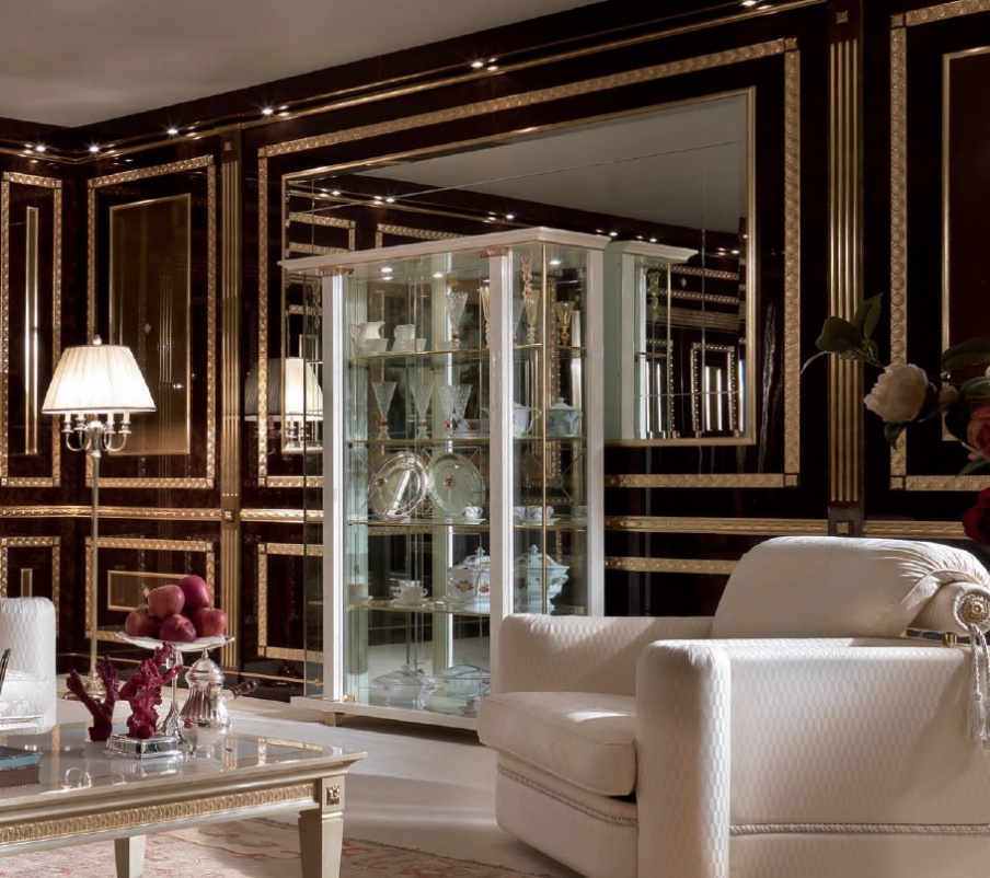 Showcase on a frame of solid wood and glass Berry, Turri