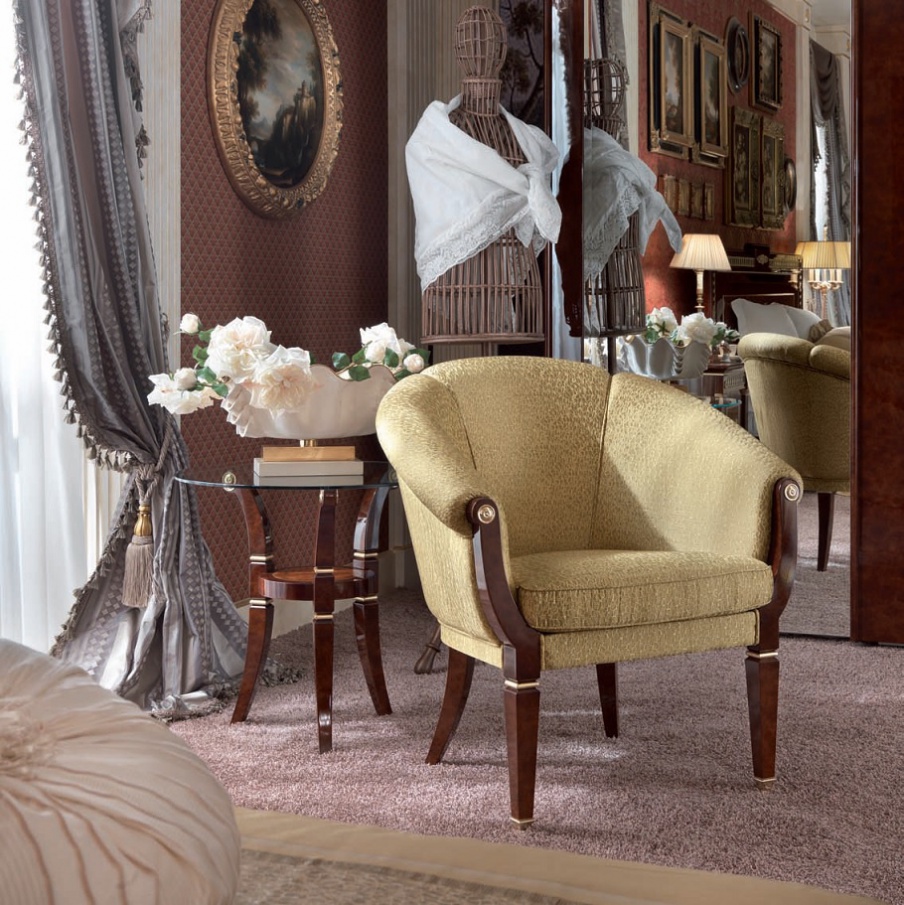 A small chair made of solid wood Mirby, Turri