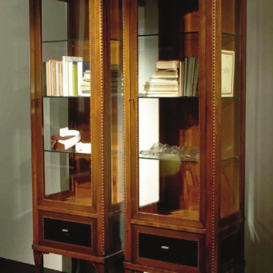 Showcase with one door