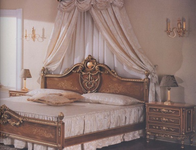 Double bed with canopy, Mice