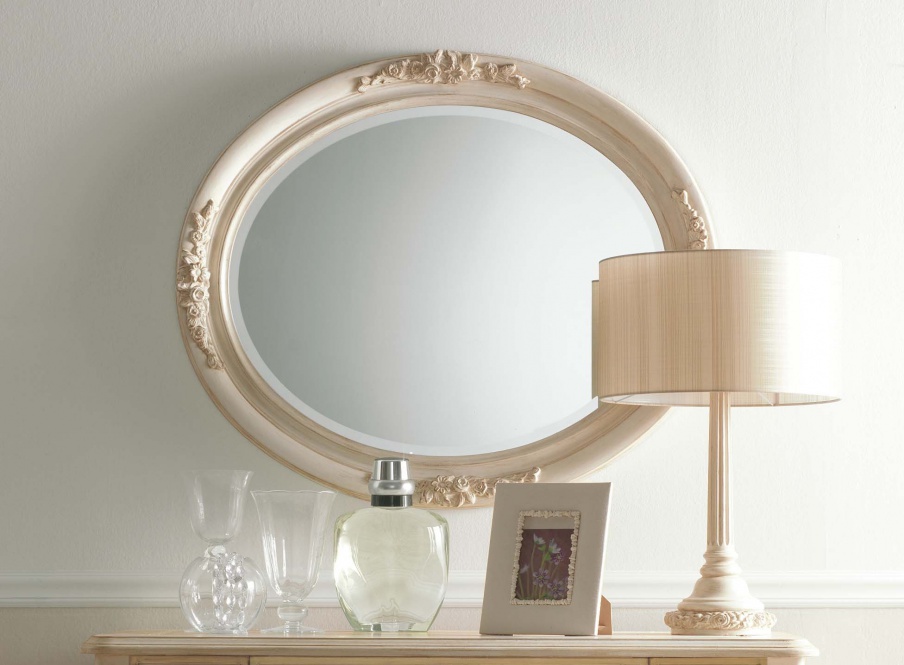 Oval mirror in carved frame Ambiente Notte, Savio Firmino 