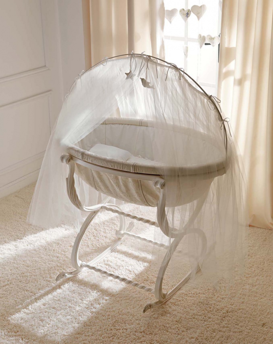 The cradle in the classic style of Notte Fatata, Savio Firmino