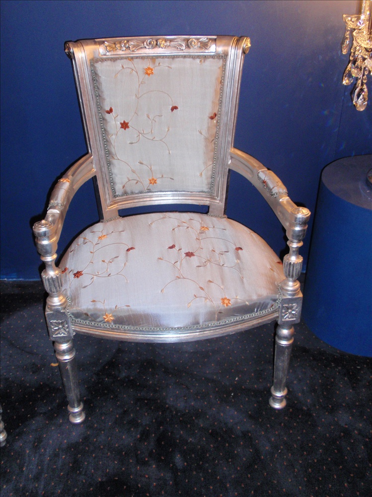 Chair with armrests, Mice