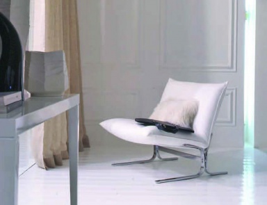 A chair without armrests, Valmori