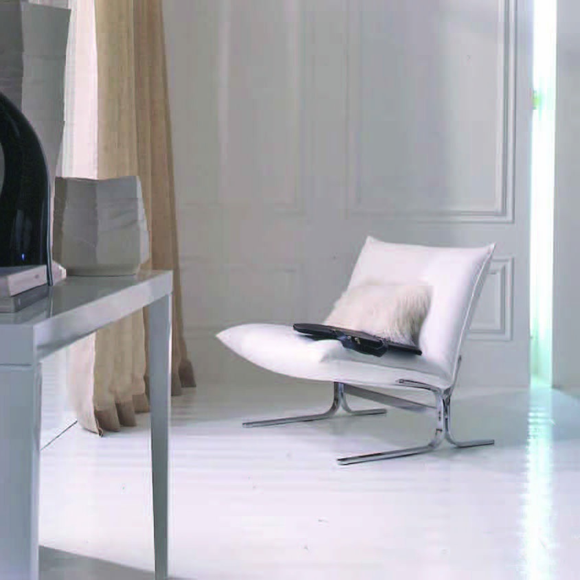 A chair without armrests, Valmori