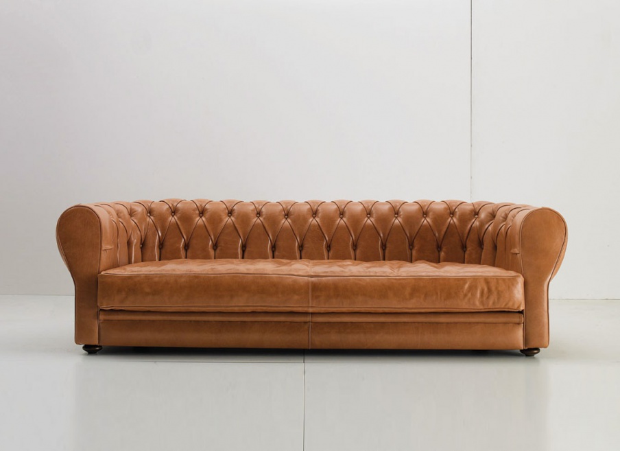 The four-seater sofa in Chesterfield style Charlie Ulivi