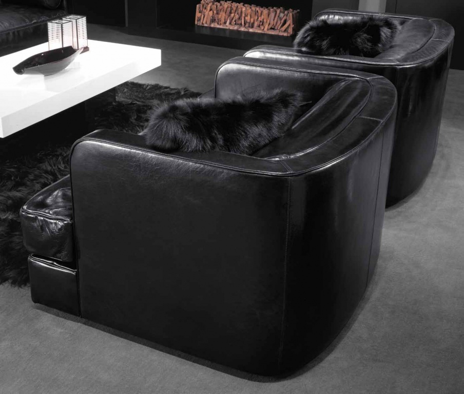 Chair with armrests smoothly flowing into the back of Dos Lunas, Ulivi