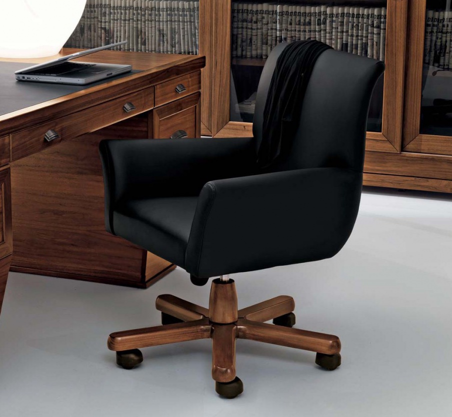 Chair in leather upholstery, Bruno Piombini