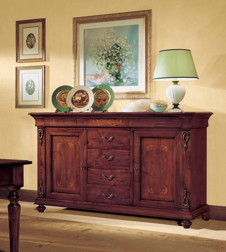 A low chest on legs, Corso