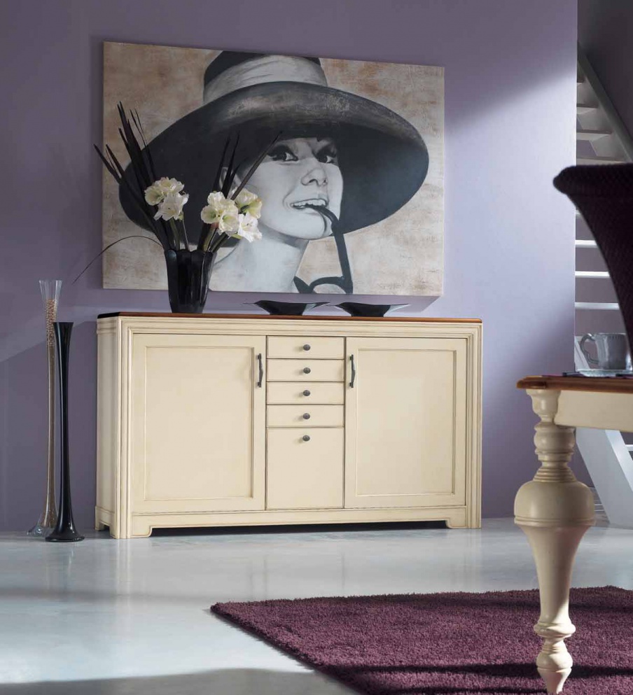 A low chest on legs, Corso