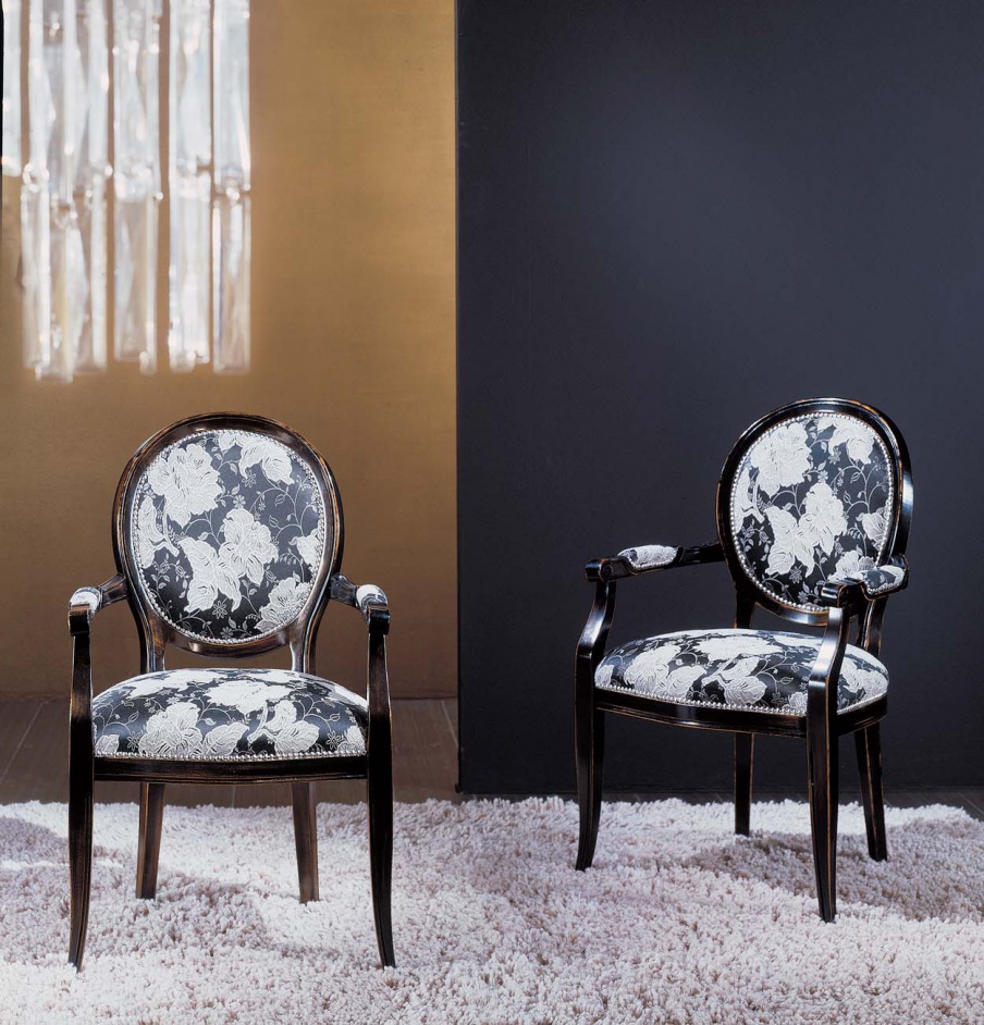 Chair Ophelia, Formerin