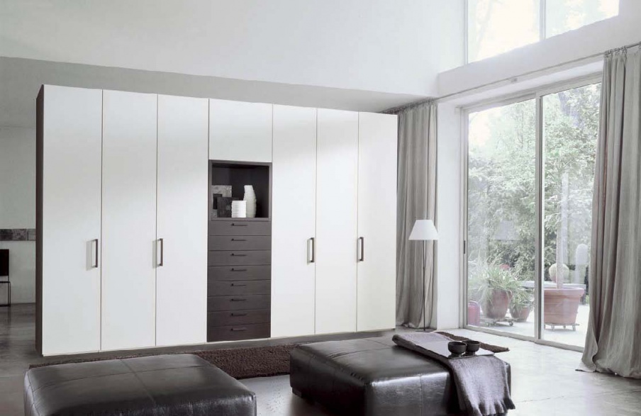 The armadi wardrobe laccati, Line Gianser