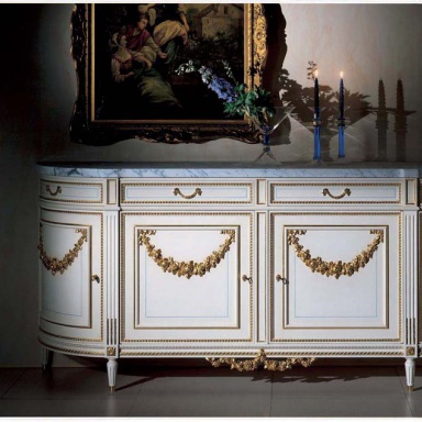 A chest of drawers OAK