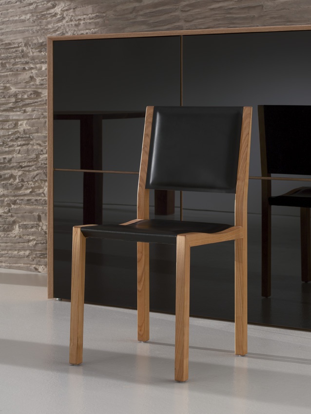 Chair in leather upholstery, Oliver B