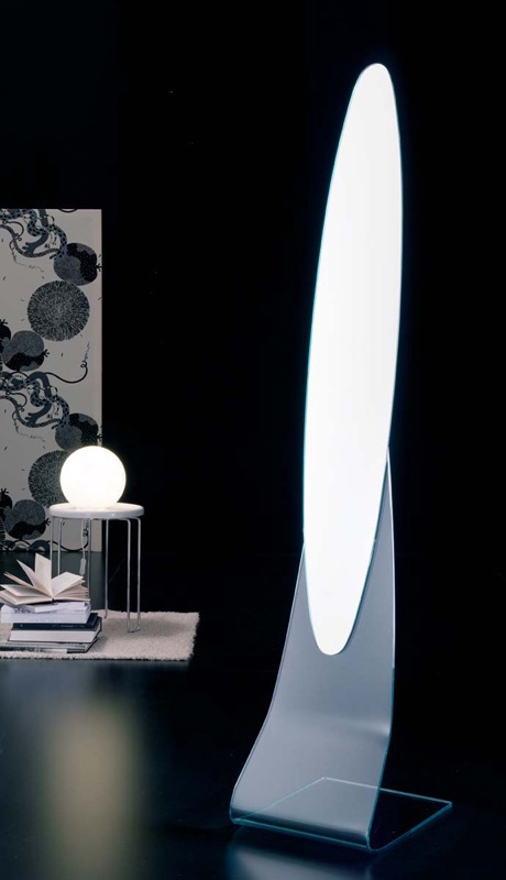 Floor standing mirror on a support of curved transparent glass Palau, Bontempi Casa 