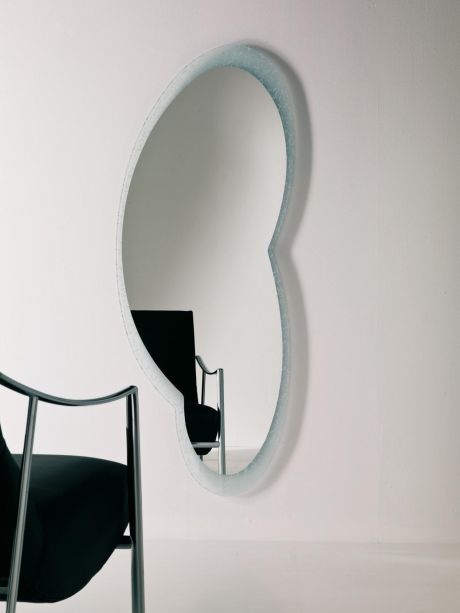 Wall mirror in an asymmetric black frame Tizio, Bontempi Casa