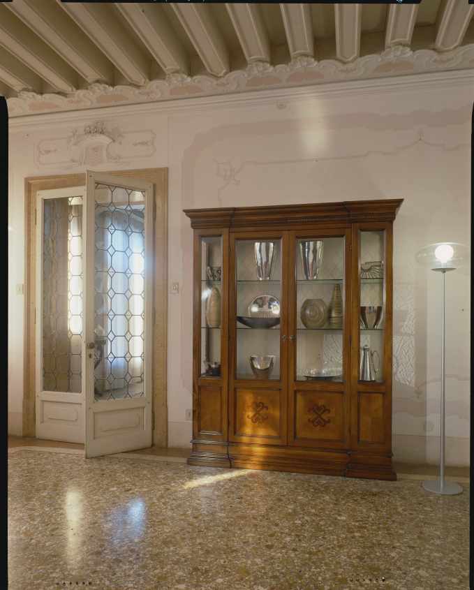 A snack bar with a glazed facade, Santarossa