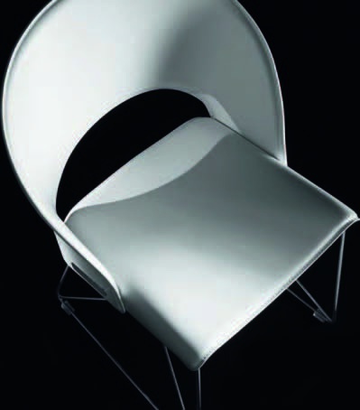 Armchair with a curved backrest, Tonon