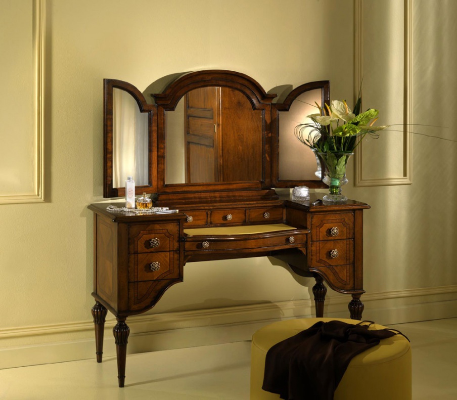 Dressing table on high legs, Zilio