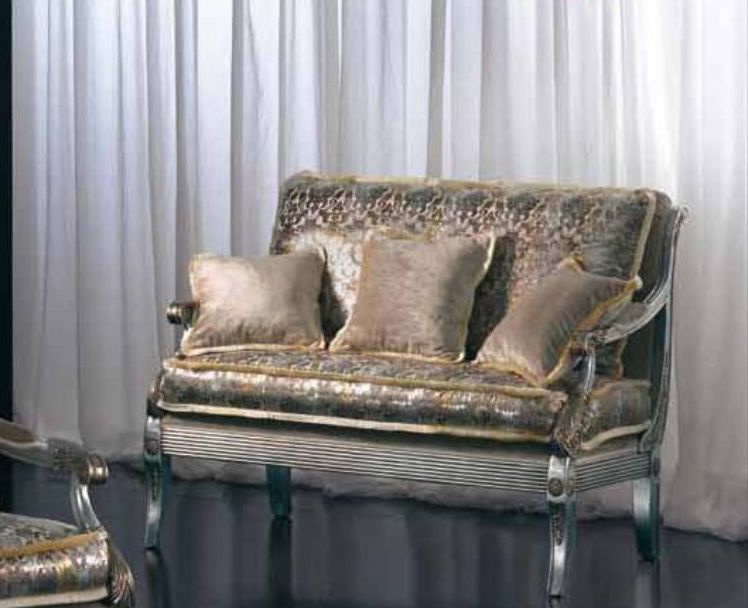 The sofa doubles, Seven sedie perfectly