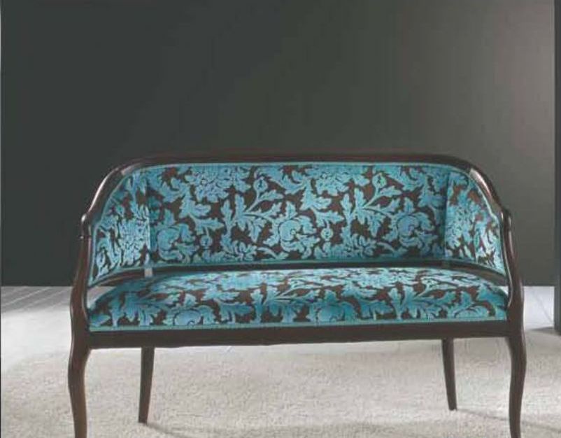 The sofa doubles, Seven sedie perfectly