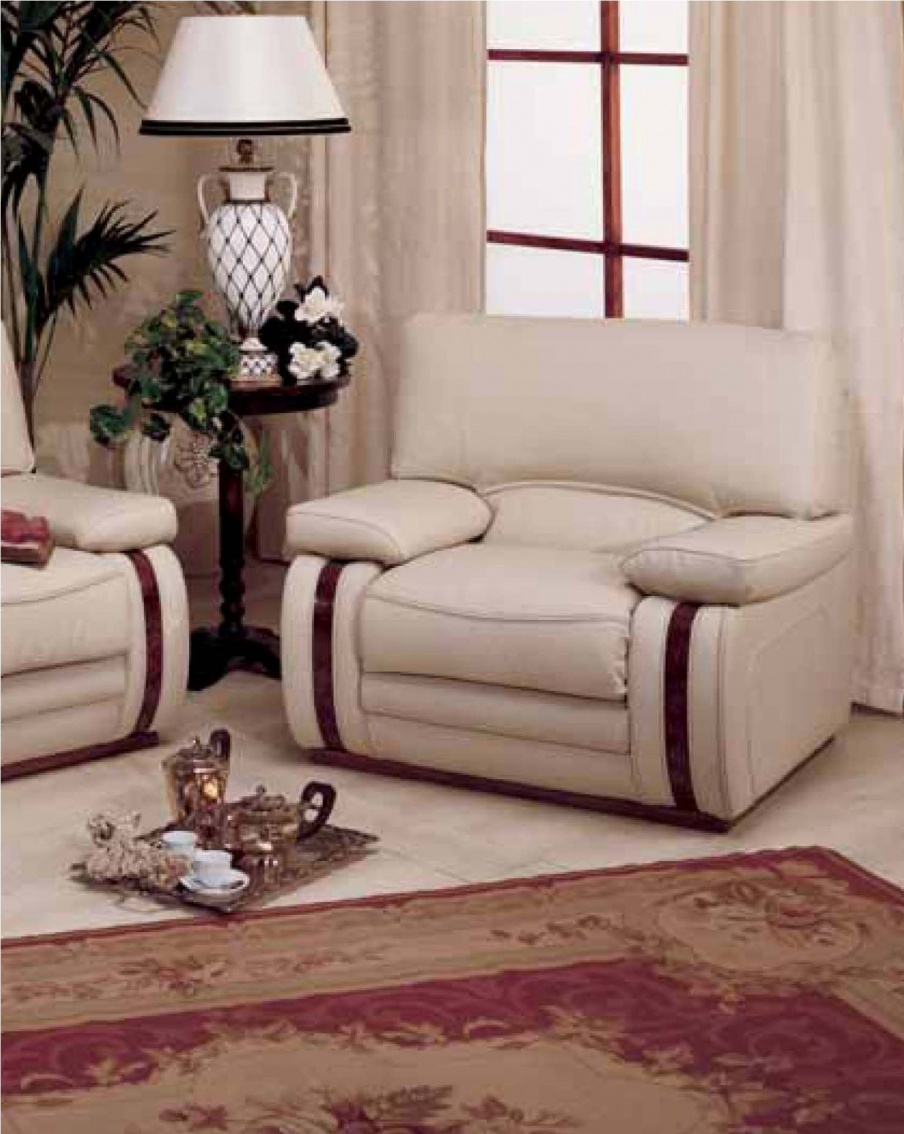 Chair in leather upholstery, Linea Due