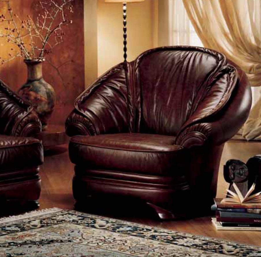 Chair in leather upholstery, Linea Due