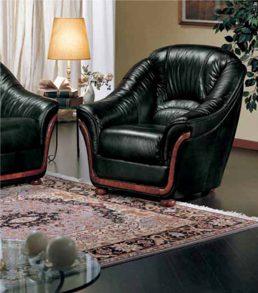 Chair in leather upholstery, Linea Due