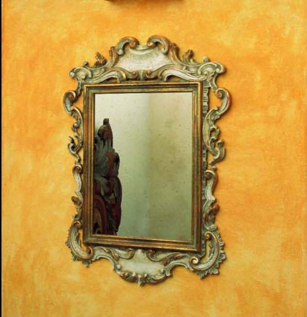 The mirror wall, Spini