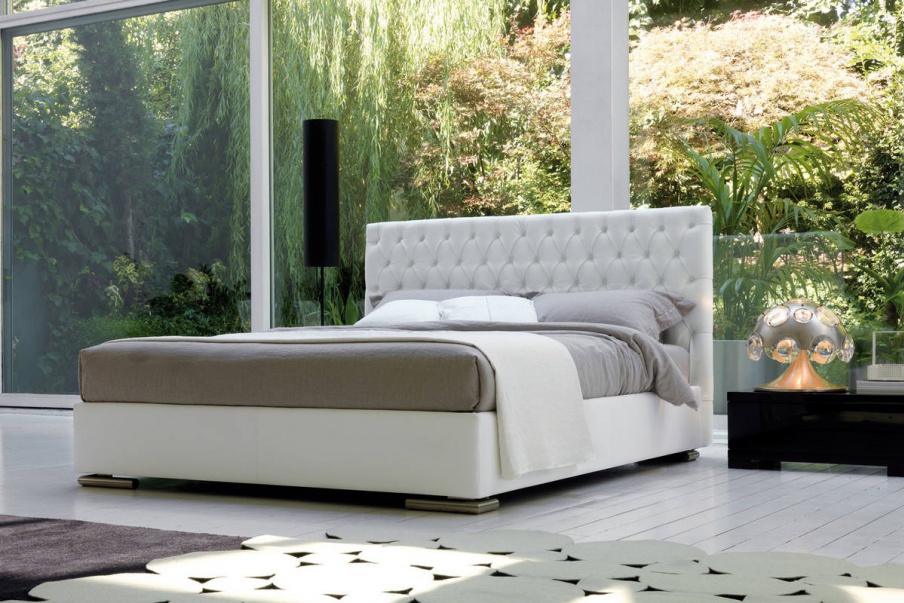 The Assuan Bed Cap, Axil