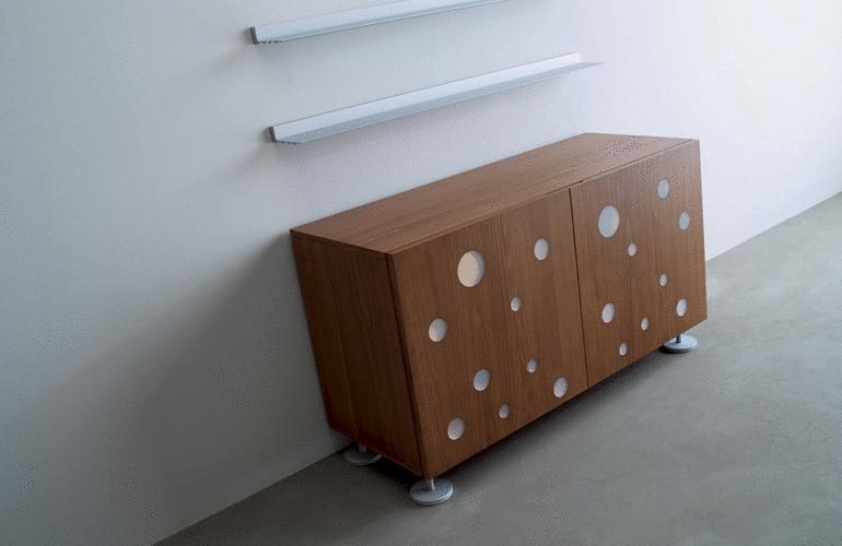 Dresser with metal legs, Horm