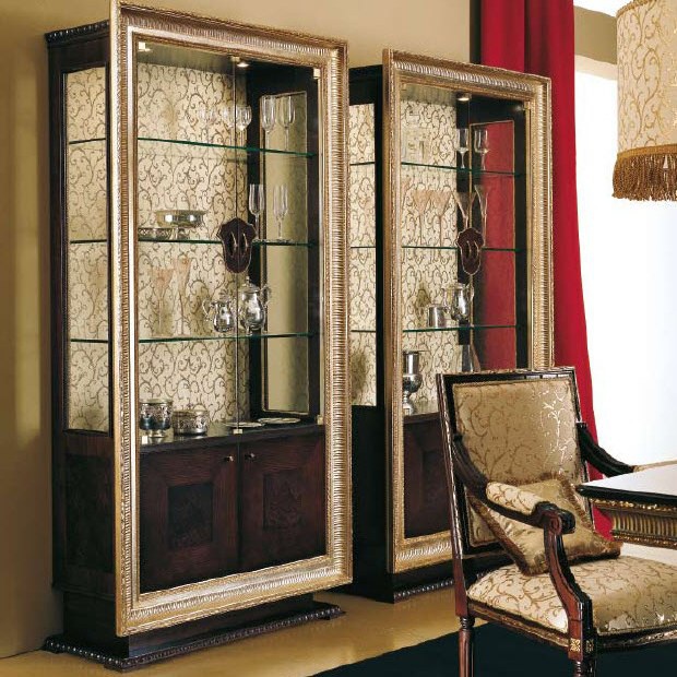 Showcase with double-leaf glazed facade, AltaModa