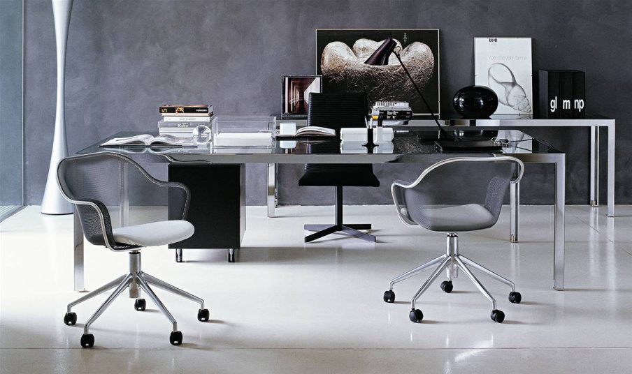 A chair on wheels Iuta B&B Italia