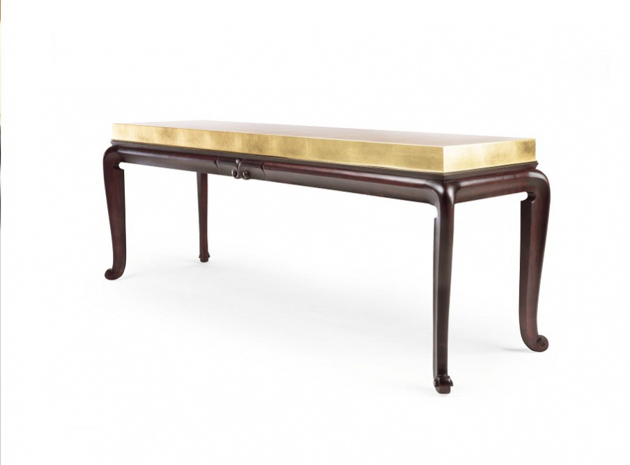 The coffee table is varnished, Elledue