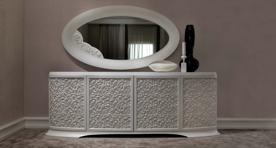 The four-door chest of drawers made of solid wood Saraya, Elledue