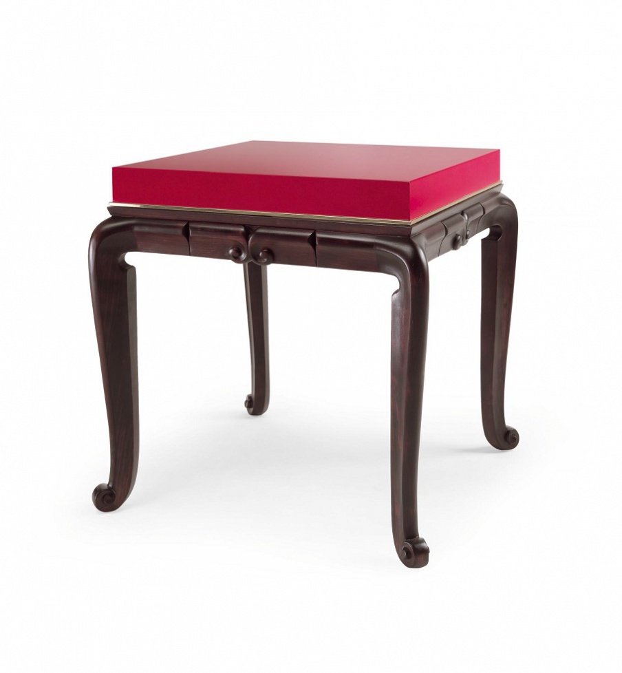 The Smoking table is varnished, Elledue