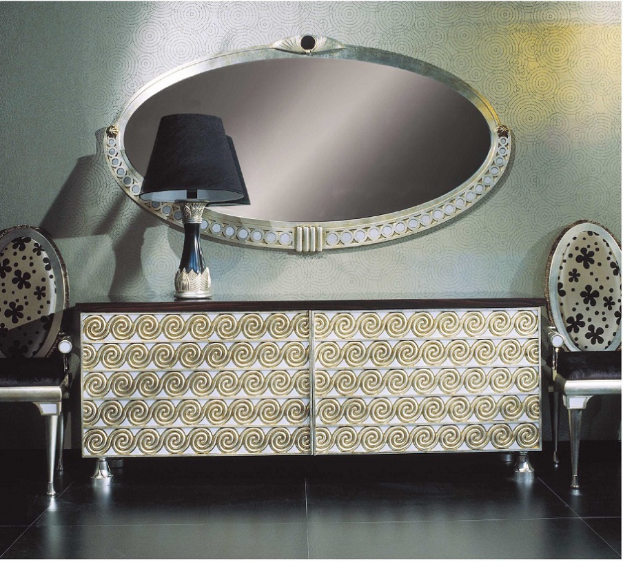 A chest of drawers made of solid wood, Elledue