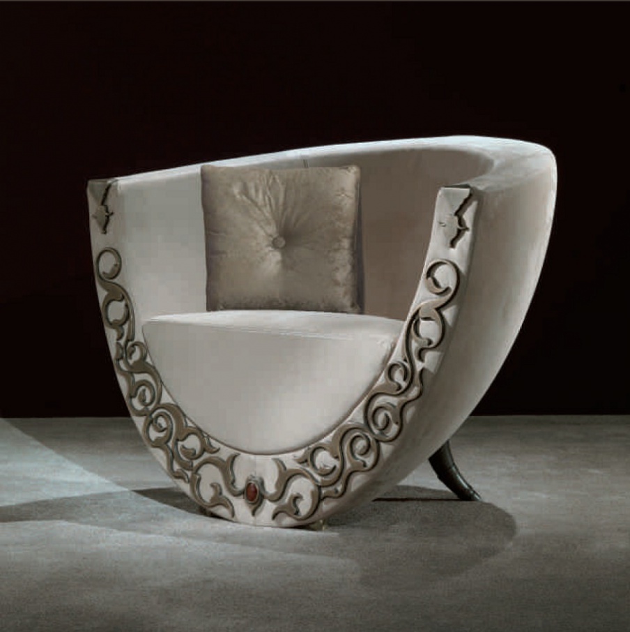 The chair rounded Saraya, Elledue