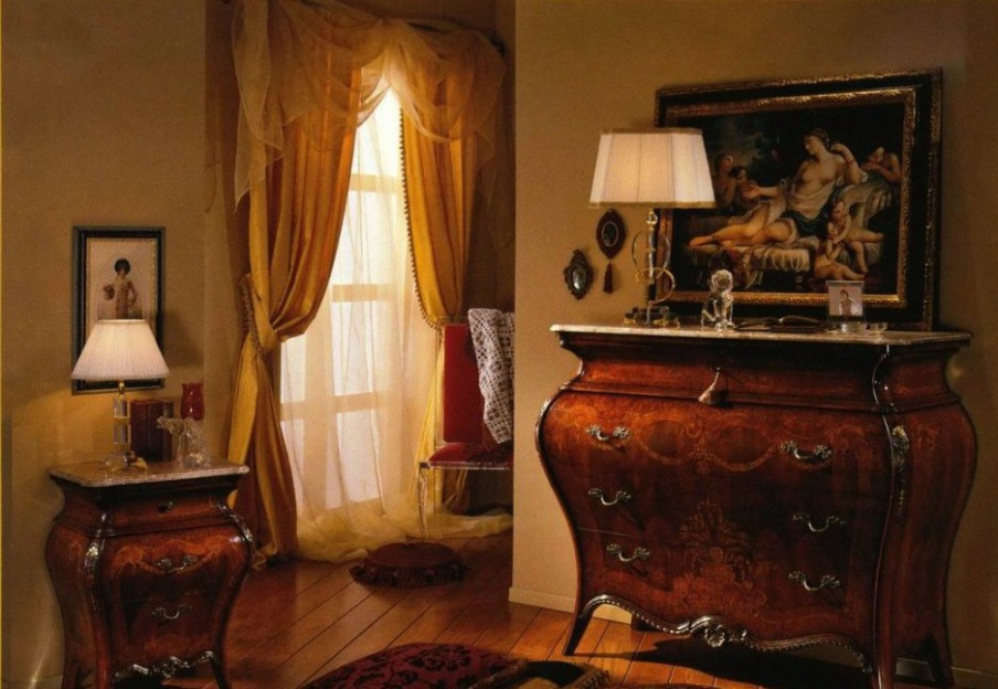 A chest of drawers with a convex facade, Gasperini